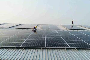 operai montano pannelli fotovoltaici