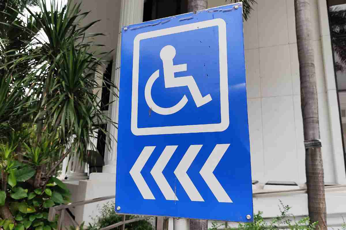 cartello che indica la direzione da prendere se disabile
