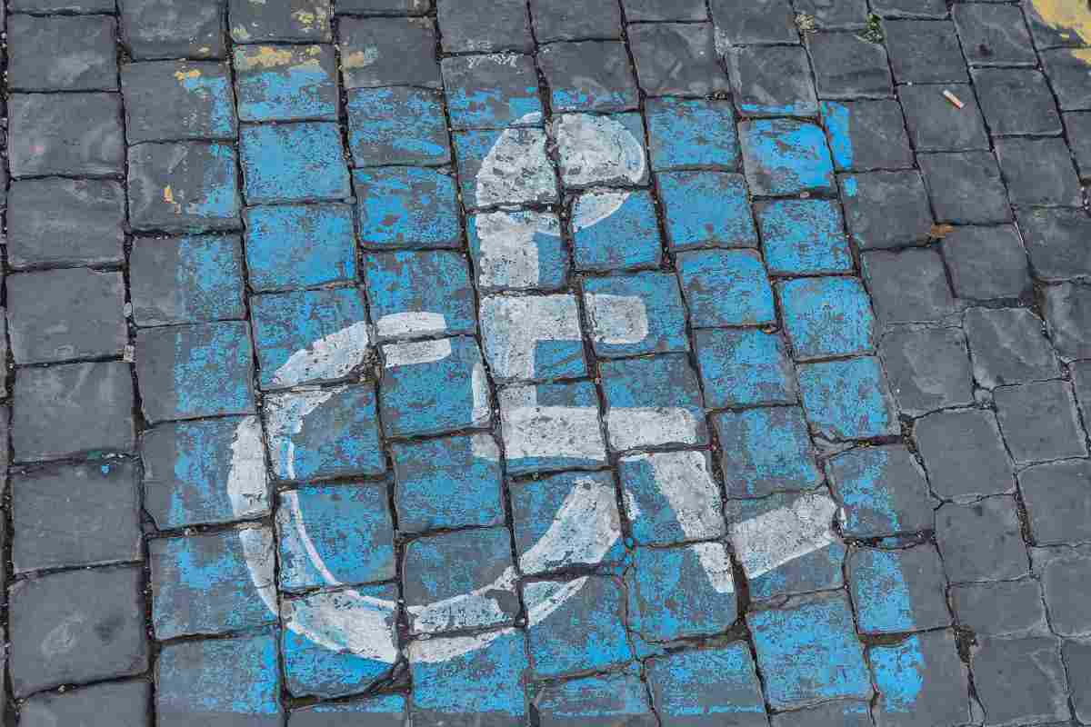 parcheggio disabili, segnale sbiadito