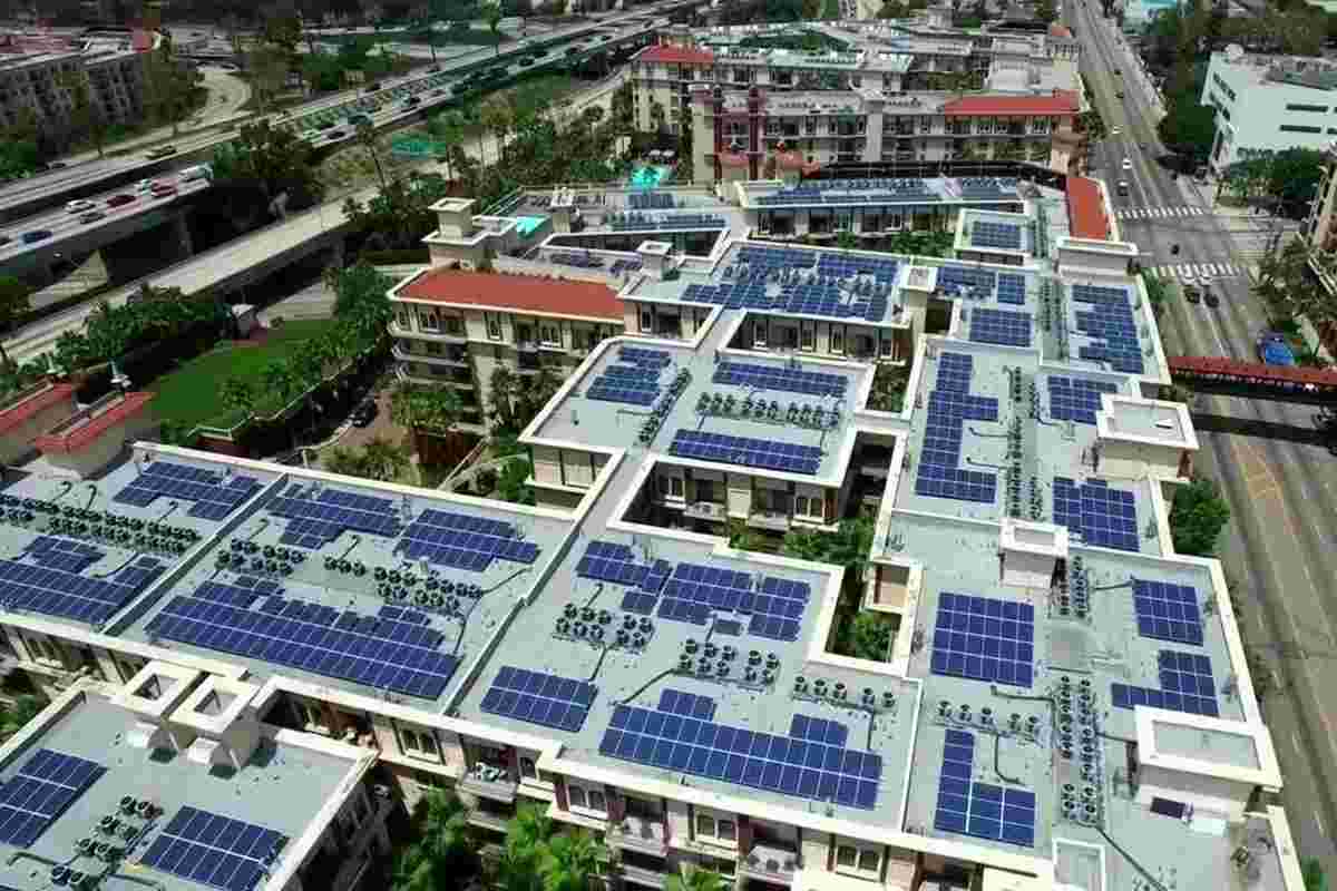 tetti di case con pannelli solari montati