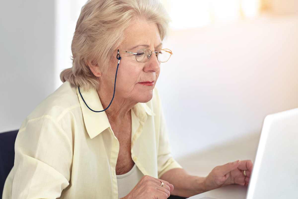 pensionata consulta il cedolino