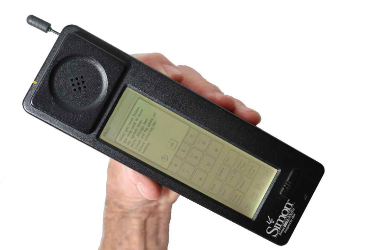una mano tiene un IBM Simon Personal Communicator primo smartphone della storia