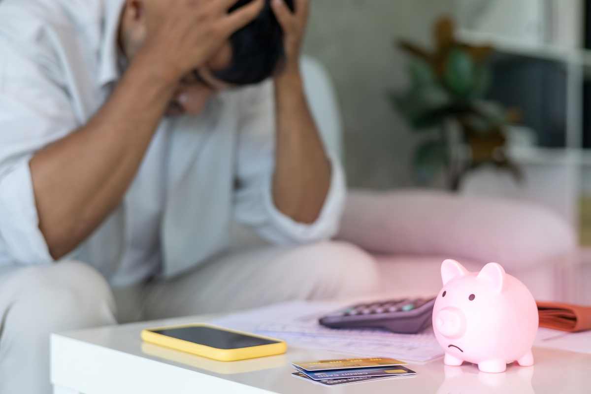 persona con la testa tra le mani