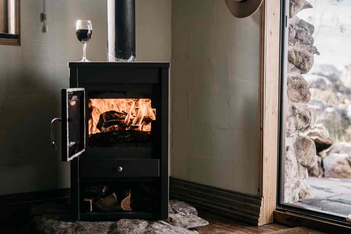 una stufa a legna