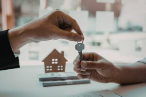 due persone che si scambiano chiavi di casa