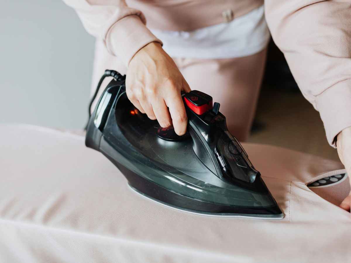 persona stira con ferro da stiro