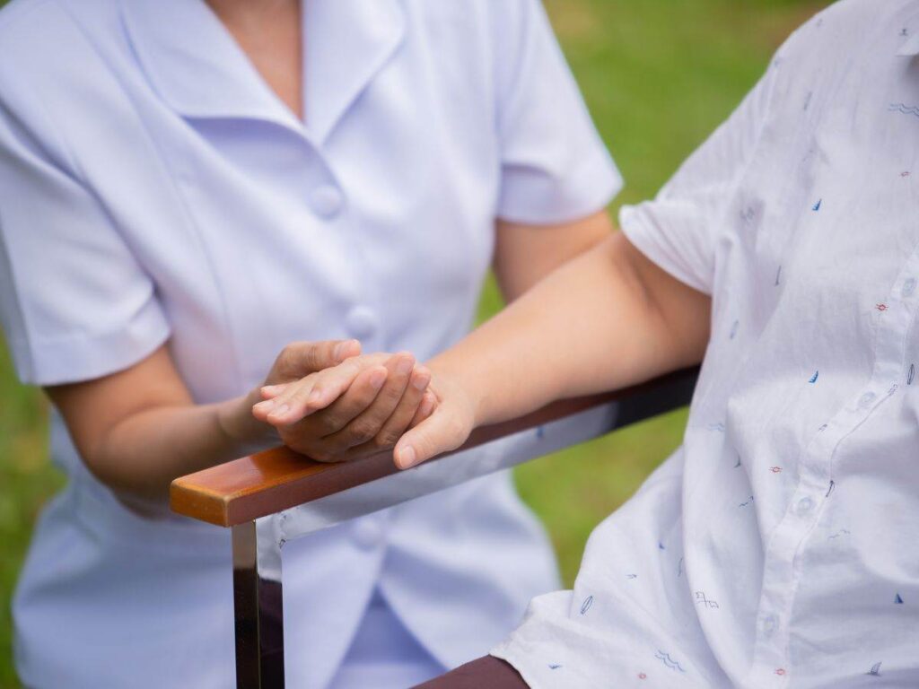 Stangata in arrivo per le famiglie: lo stipendio di colf e badanti va aumentato immediatamente