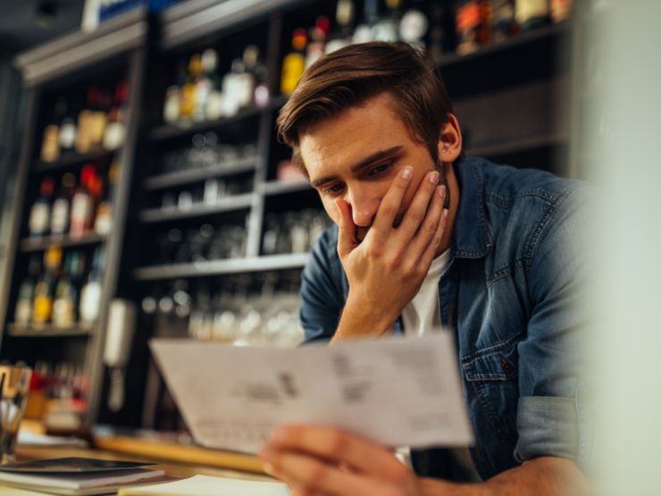 uomo disperato con una bolletta in mano