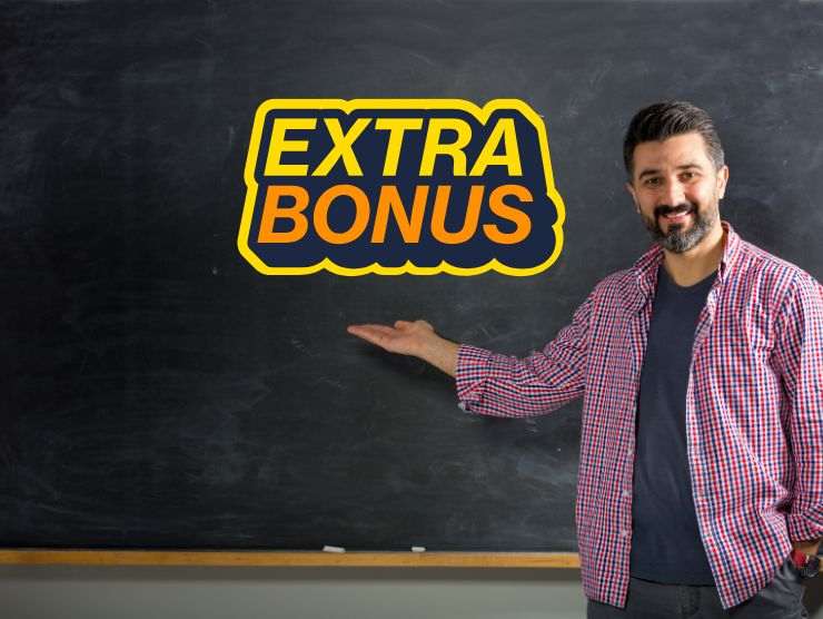 insegnate davanti ad una lavagna su cui c'è scritto extra bonus