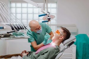 ragazzo dal dentista