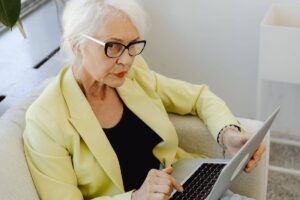 donna anziana con tablet in mano