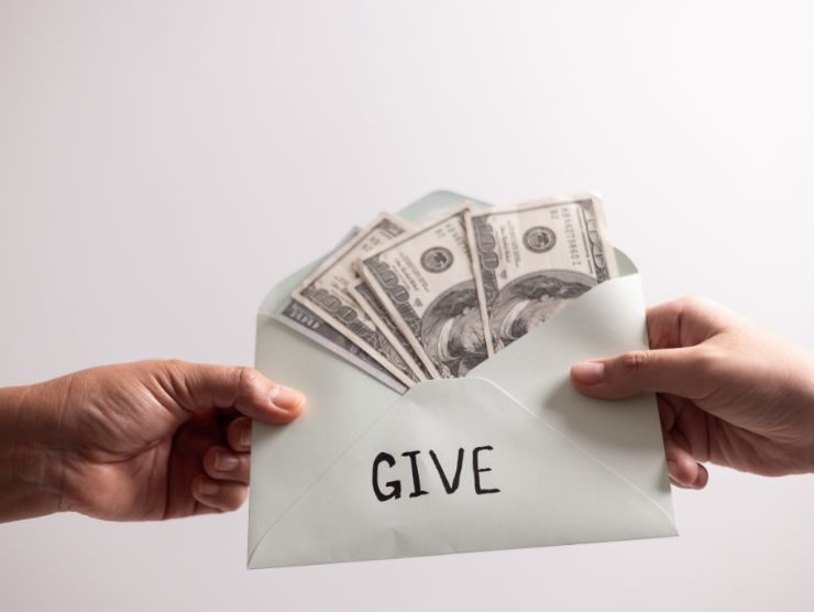 persona che si scambiano busta con soldi