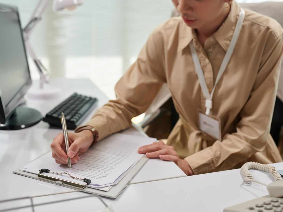 persona firma un modulo