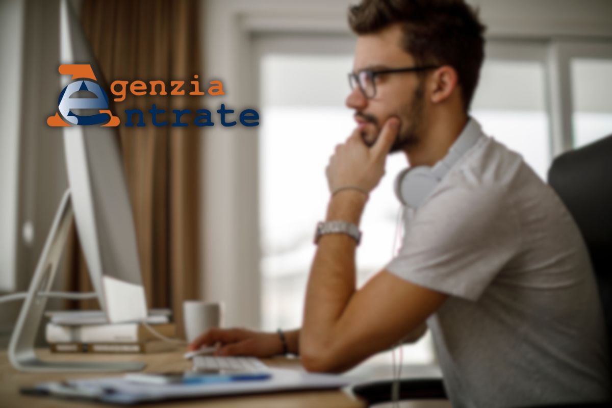 uomo al pc e logo agenzia delle entrate