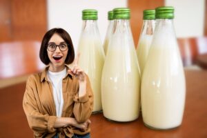 donna che ha un'idea su come usare delle bottiglie di latte