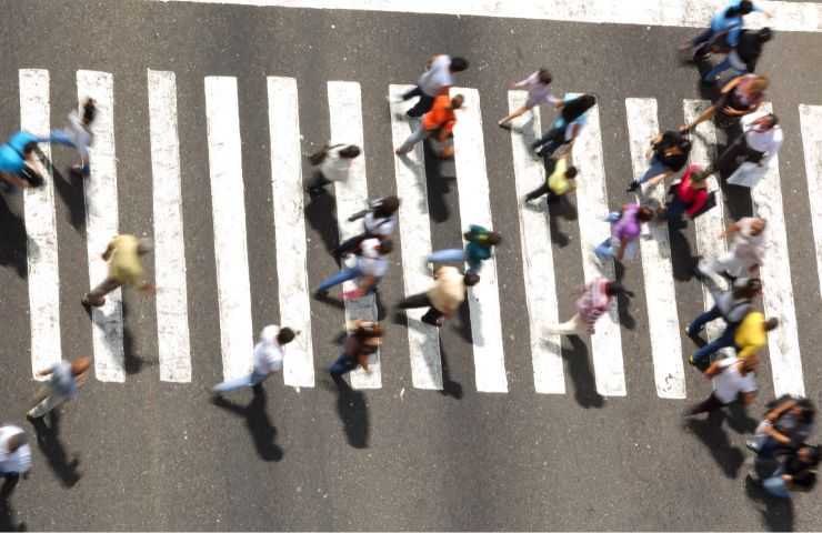persona attraversano su strisce pedonali