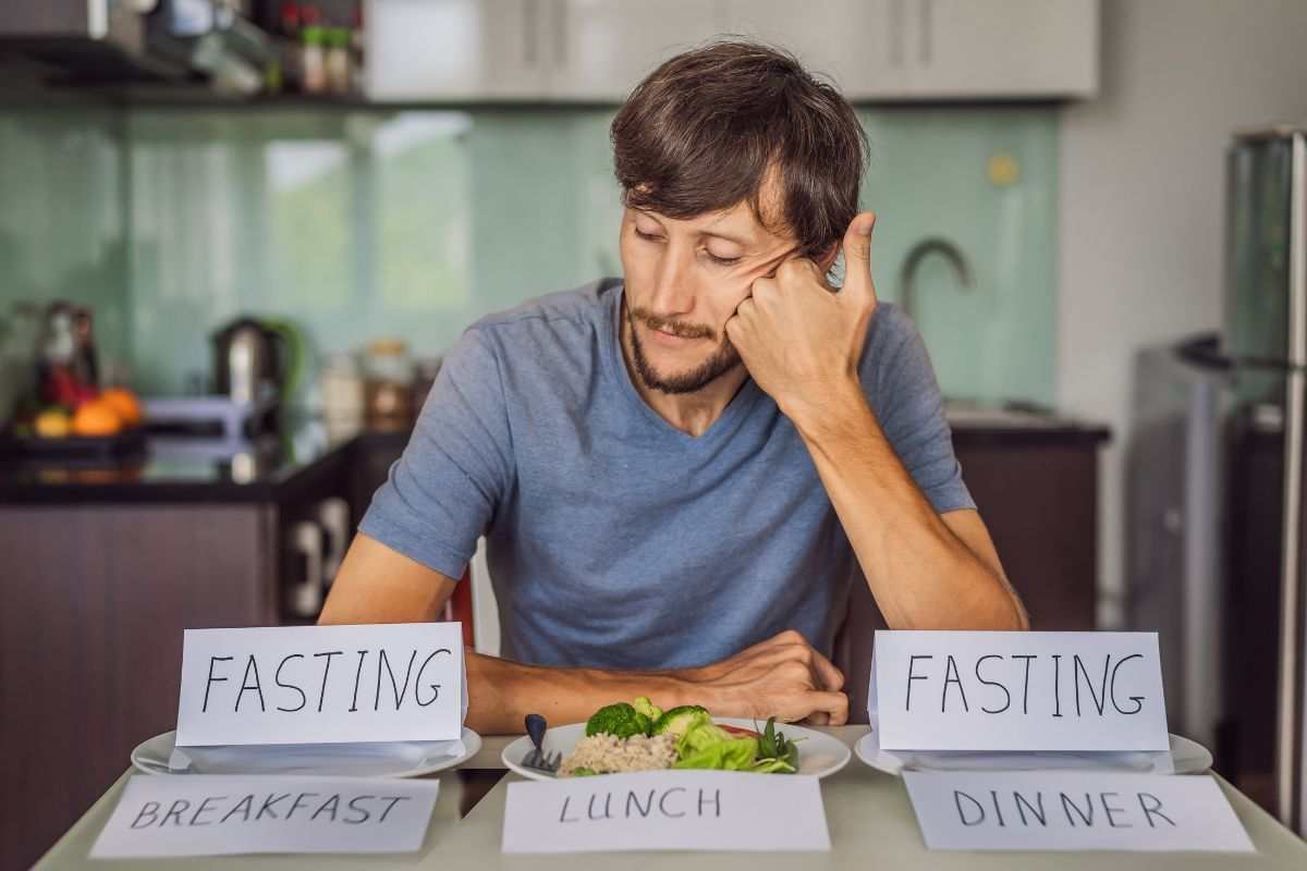 uomo alle prese con digiuno intermittente