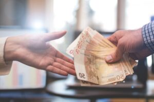 persone che si scambiano banconote