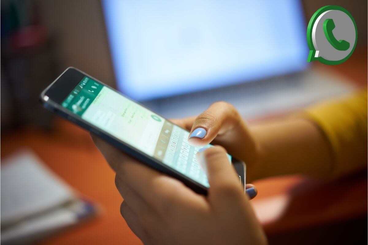 donna che invia messaggio su whatsapp e logo di whatsapp