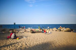 stabilimento balneare con persone