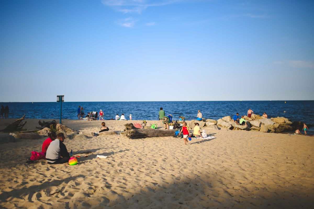 stabilimento balneare con persone
