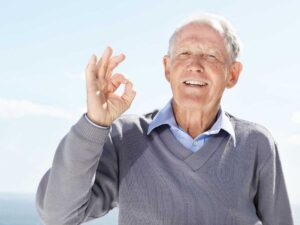 anziano fa ok con la mano