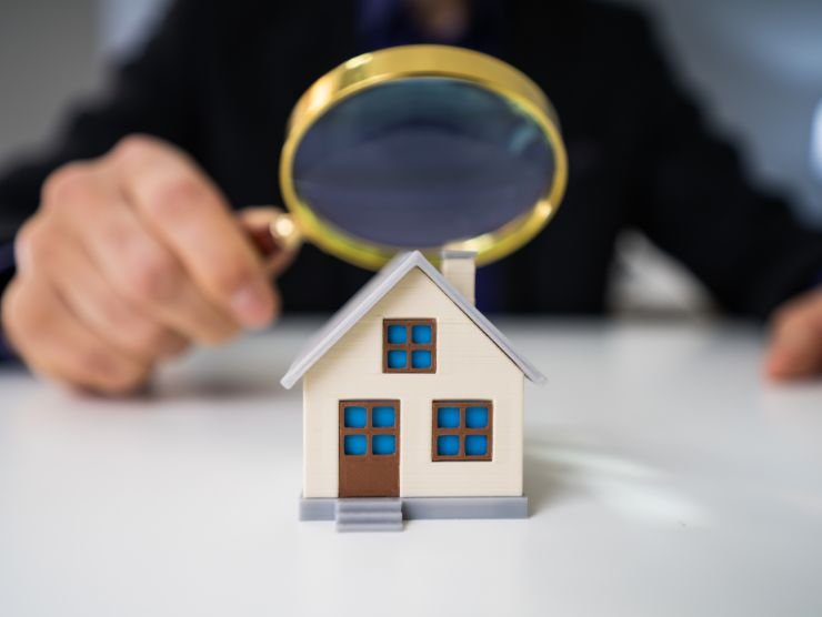 lente d'ingrandimento su modellino di casa