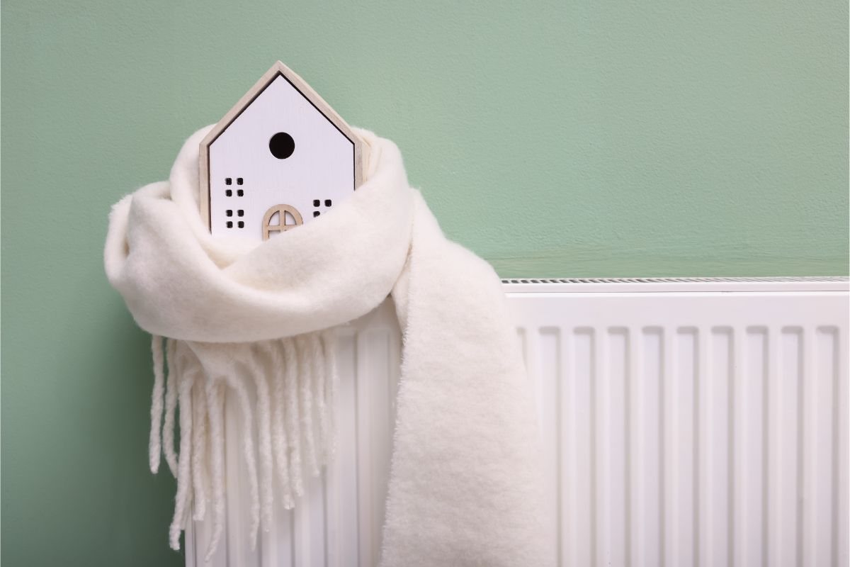 modellino di casa sistemato su un termosifone