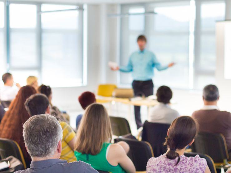 gruppo di persone in riunione