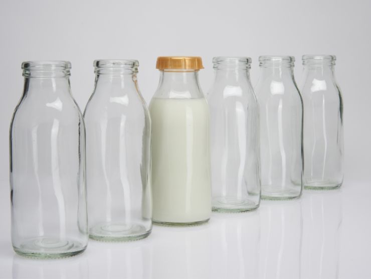 diverse bottiglie di latte