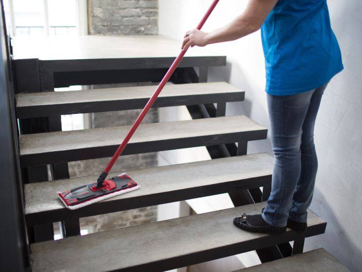 donna che pulisce scale