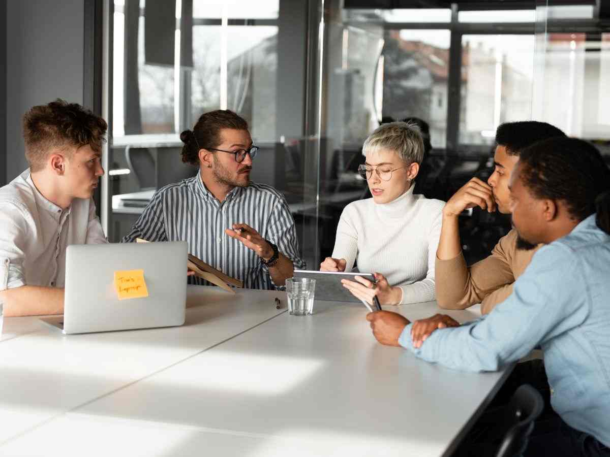 persone discutono in una riunione