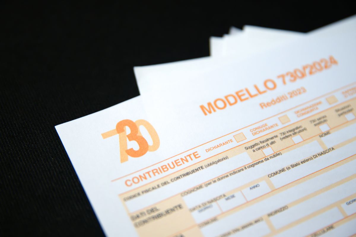 modello 730 su sfondo nero