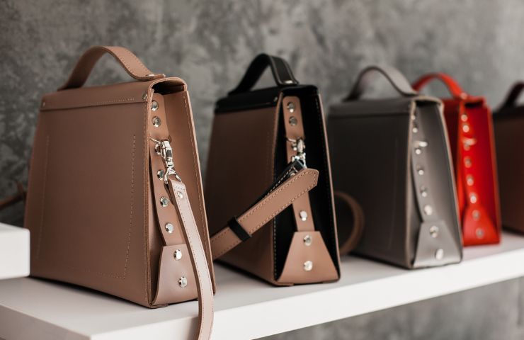 borse in ordine nell'armadio